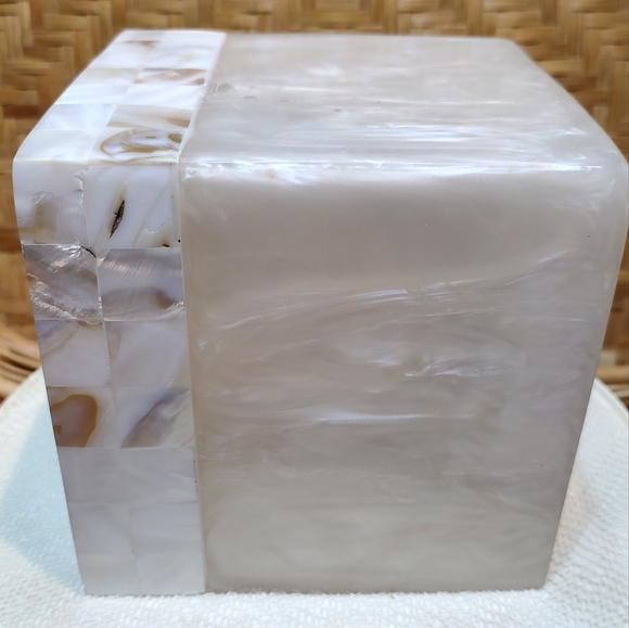 Capiz Shell Tissue box holder - Picture 3 of 7